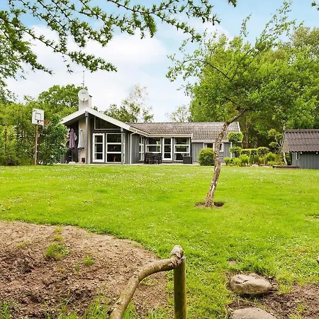 Vakantiehuis Four-bedroom In 2 *