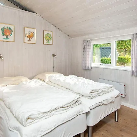 Vakantiehuis Four-bedroom In 2 *