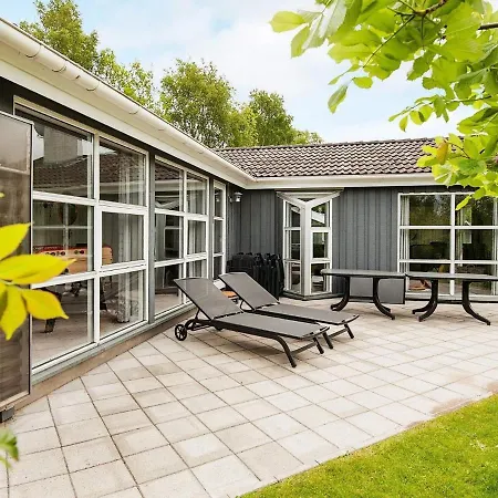 Vakantiehuis Four-bedroom In 2 *